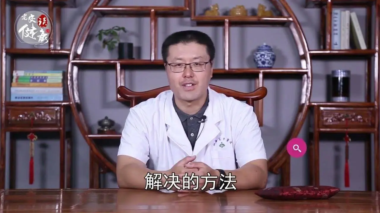 睡眠状态｜适宜睡姿｜高血压：半卧位或侧卧位。心脏病：右侧卧。若心衰，半卧位，切忌左侧卧或俯卧。腰背痛：侧卧，避免肌肉牵拉紧张。胃溃疡：左侧卧：颈椎病：枕头放颈下。胆囊炎、胆石症：右侧卧位【老安谈健康】