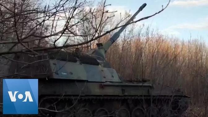 Ukrainian Military Near Soledar Fires German-Made Howitzer | VOA News