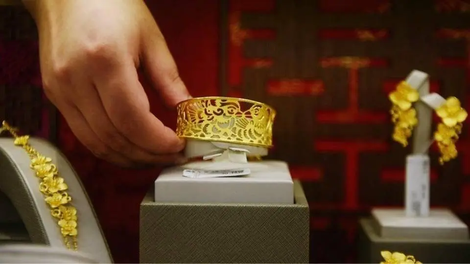 中國金飾價格瘋漲 分析師：明年金價料達2200美元