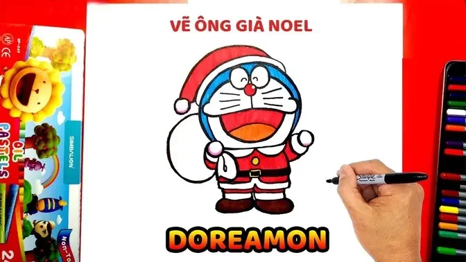 Một hình ảnh rất đáng yêu của Doremon đã được vẽ trông giống như ông già Noel với chiếc râu trắng tuyết phủ đầy màu sắc. Với cảm giác Noel hiện hữu trong hình ảnh này, chắc chắn bạn sẽ muốn xem và cảm nhận tình cảm gia đình của Doremon đấy.