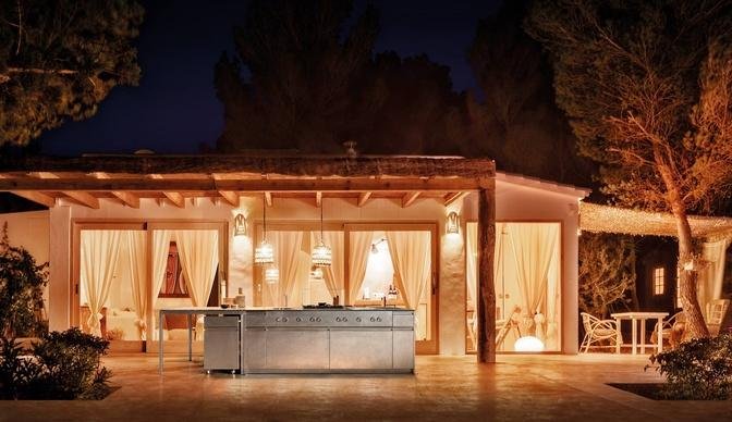 Elevate Your Outdoor Living: Designing Luxury Outdoor Kitchens