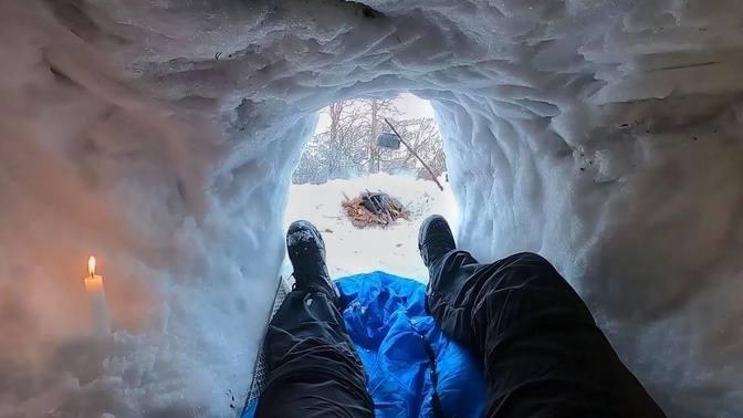 WINTER CAMPING in a SNOW BUNKER - SOLO BUSHCRAFT SNOWSTORM - BUILDING a SURVIVAL ICE IGLOO