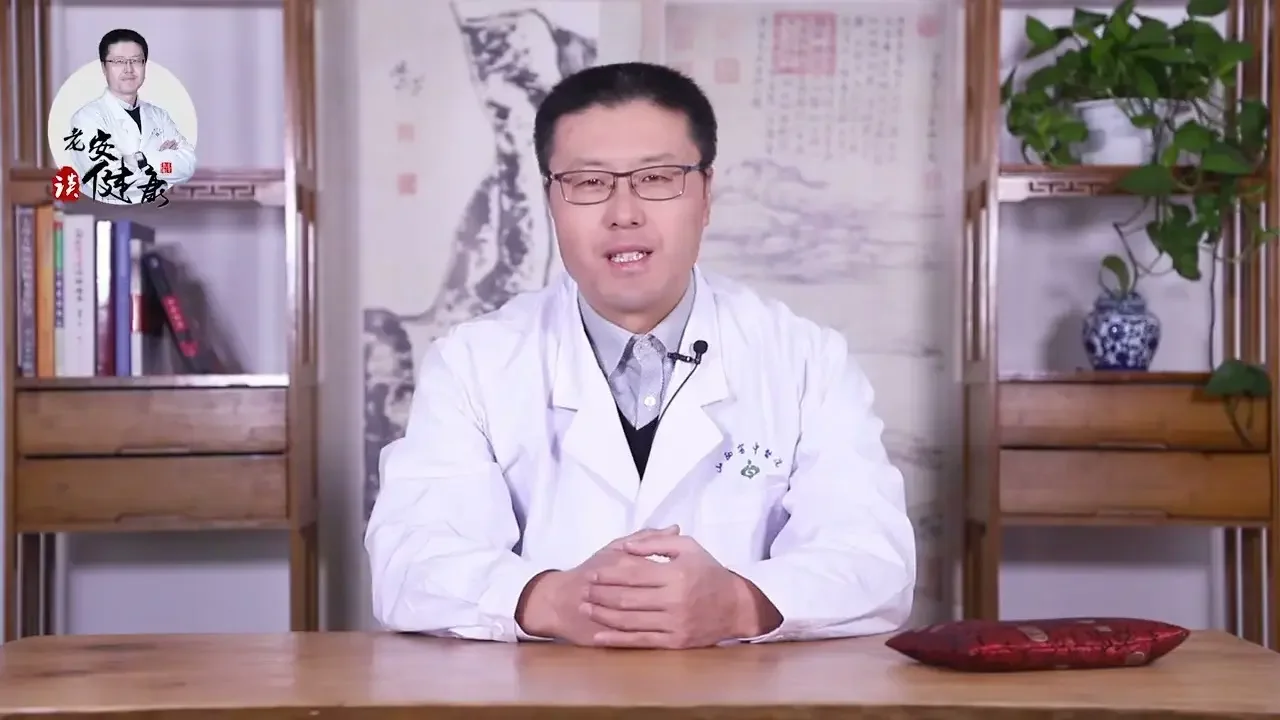 静脉曲张如何缓解｜黑芝麻每天一把。乐观心态，多走多动。玉米须泡水。每天热敷十分钟，缓解静脉曲引起的酸胀麻【老安谈健康】