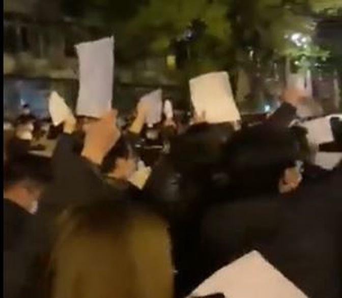 11月27日，北京學生手舉白紙抗議，聲援上海被抓的抗議者，高喊：「釋放上海市民！」