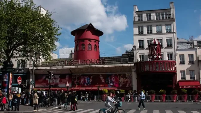 Windmill Sails at Paris’ Iconic Moulin Rouge Collapse