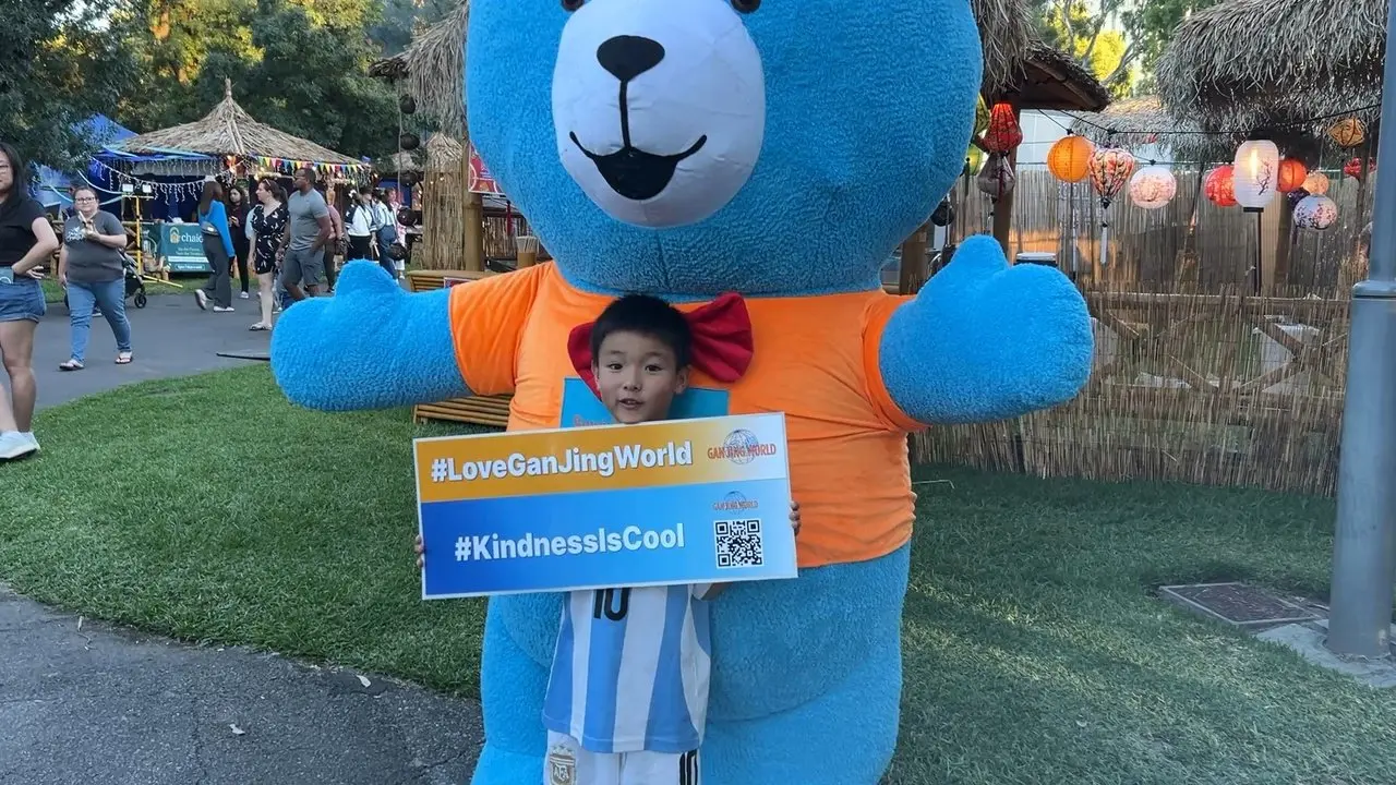 “Kindness Is Cool” in Adelaide Asian Street Food Festival 2024-  Dad encouraged son join in KIC
30/11/2024