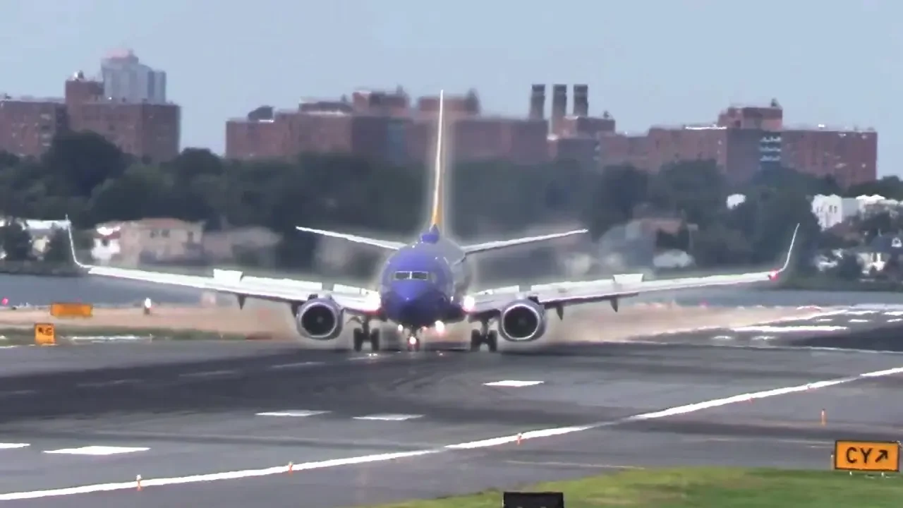 Planespotting at New York LaGuardia Airport (LGA) | Amazing Airplanes in New York City