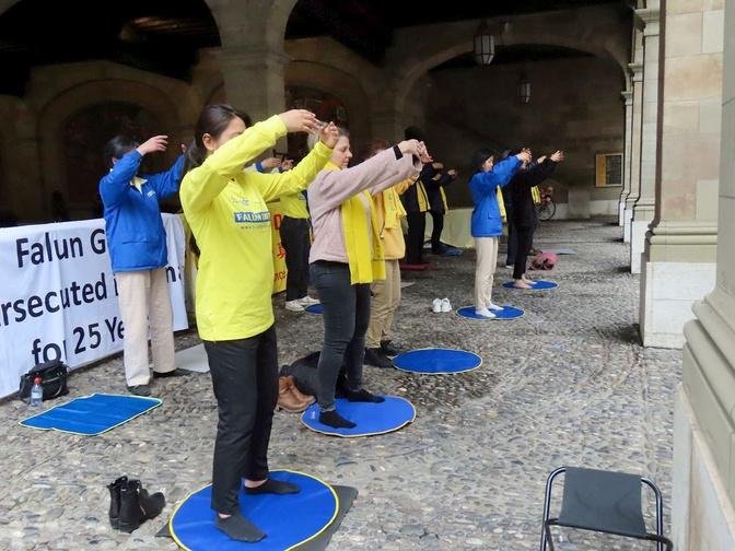 Geneva, Elveţia: Membrii consiliului municipal susţin practicanţii Falun Dafa la un eveniment care marchează apelul din 25 aprilie 1999