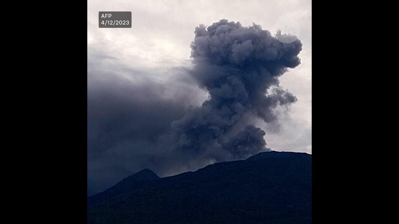 Indonesia: Núi lửa phun làm chết 11 người