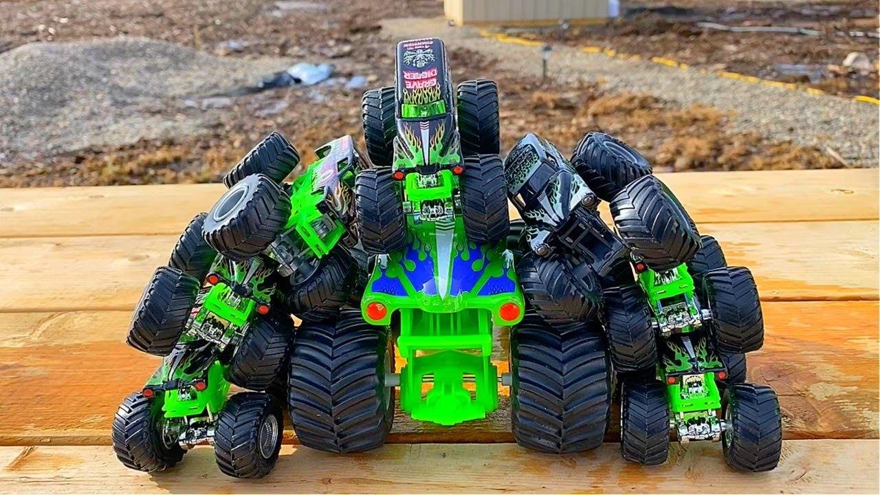 MONSTER JAM | SPIN MASTER | MAX-D vs RADICAL RESCUE | GRAVE DIGGER ...