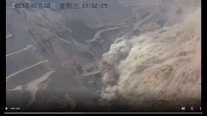 监控视频完整画面：内蒙古露天煤矿大面积坍塌，数十辆矿车被埋