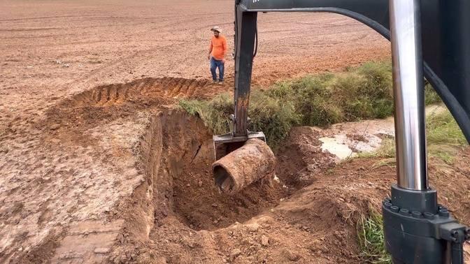 COLOCANDO TUBO SEM CORRENTE E LIMPANDO VALETA💥 Escavadeira Hidráulica op iago