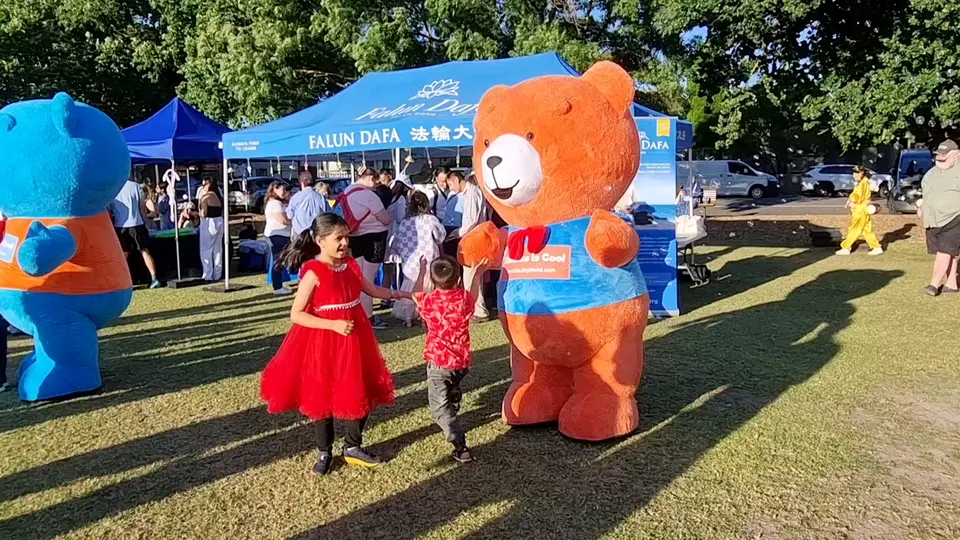 #Kindnessiscool Bears #NewYearsEve_WilsonOval having fun with children on 31 Dec 2024 #cutebearadventures