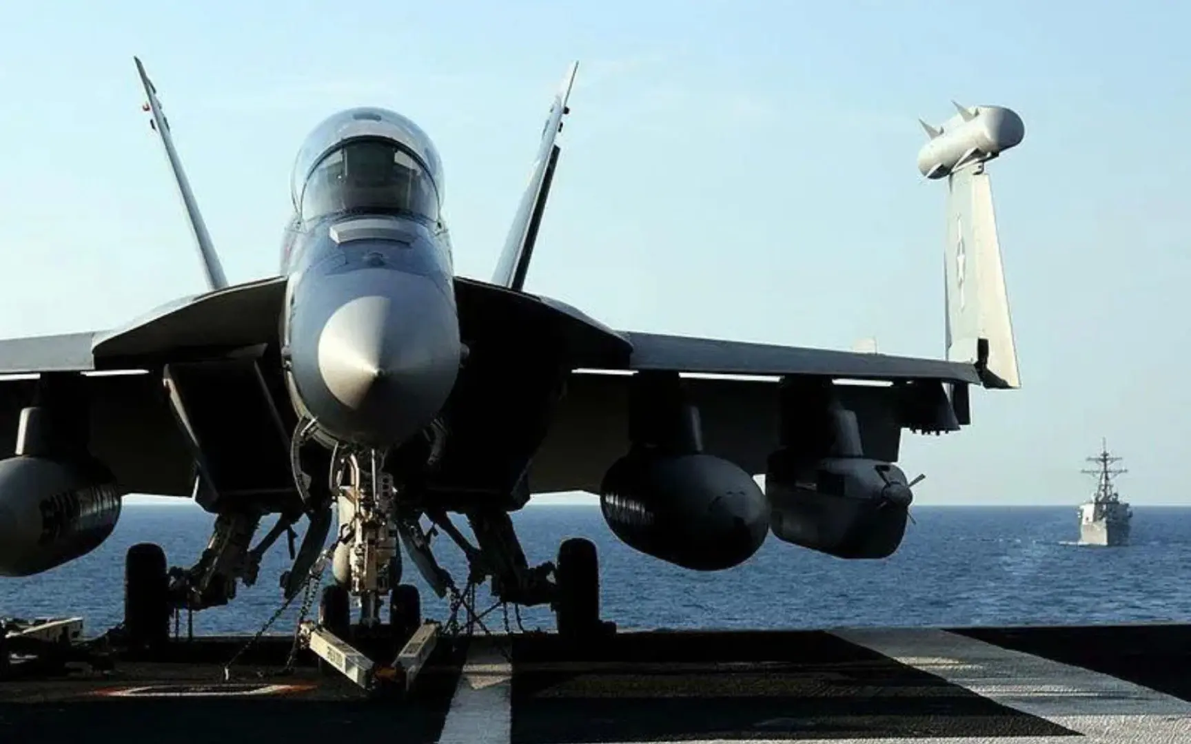 这是世界上最强电子攻击机？ea-18g咆哮者据说性能上来说不输f22