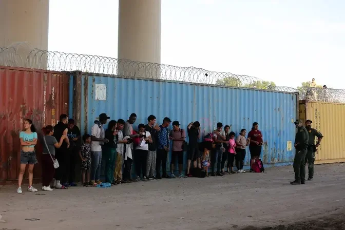 Federal Judge Halts Texas Law Empowering Police to Arrest Migrants