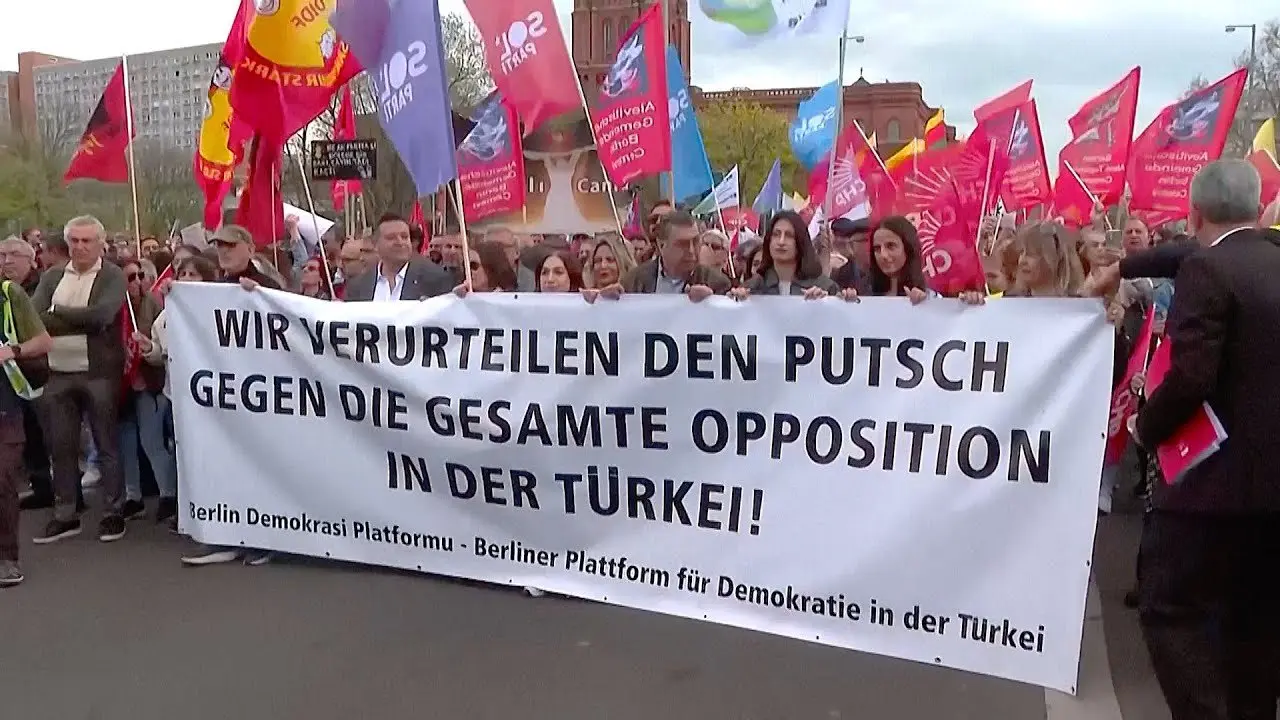 „Autokratie in der Türkei“: Demonstranten in Berlin verurteilen „Putsch“ gegen türkische Opposition