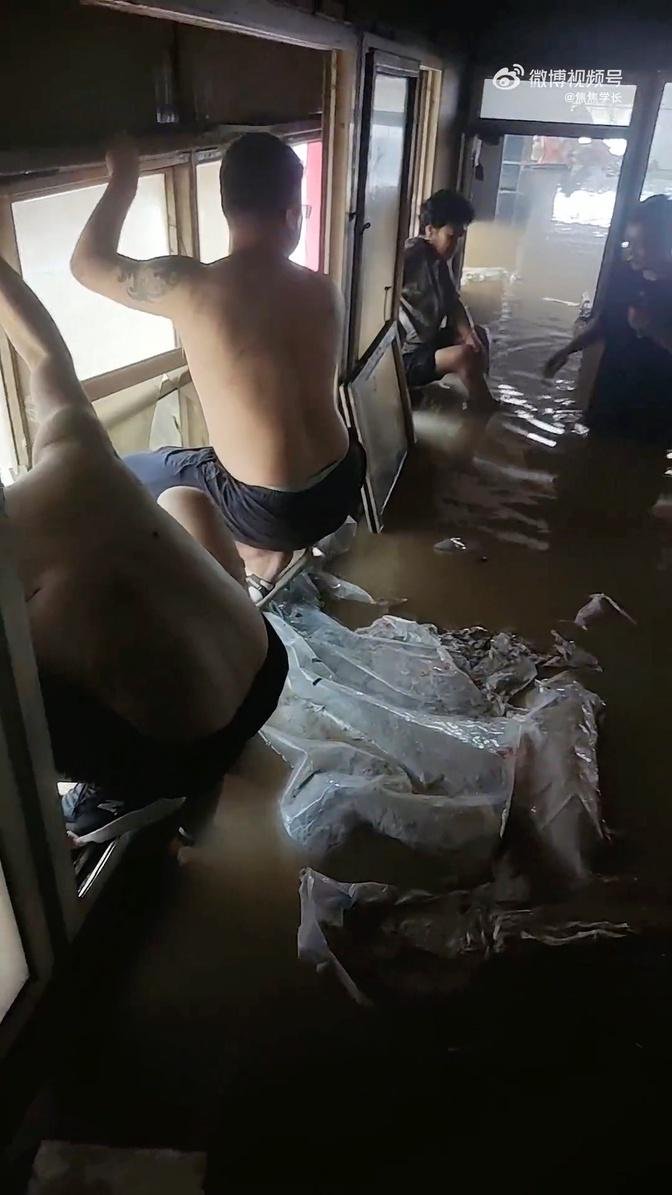 涿州大马村水深4米 11人被困2楼 全站在铁架上 没水没电没食物!