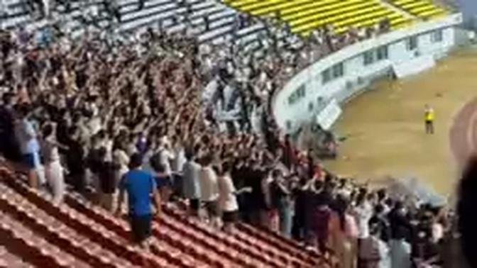 悼念齊齊哈爾遇難者 哈爾濱球賽觀衆和隊友雙手指天合唱《紅河谷》
