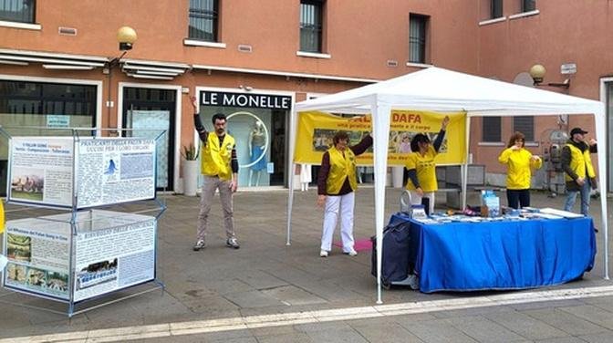 Italia: Rezidenţii învaţă despre Falun Dafa şi află despre persecuţia din China