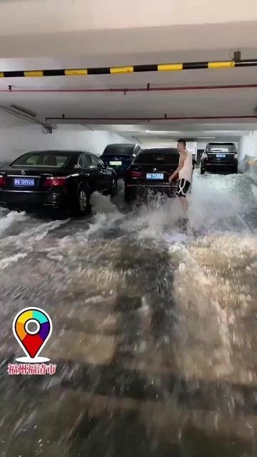 9月4日，福州遭遇暴雨袭击，停车场涨水。