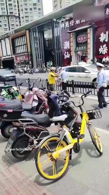 上海外賣小哥被搶手機拔車鑰匙 怒毆交警 | 短影片 | 新唐人 · 中國新聞 | 乾淨世界 - 運用科技 回歸傳統價值 乾淨影視 免費看電影 乾淨校園