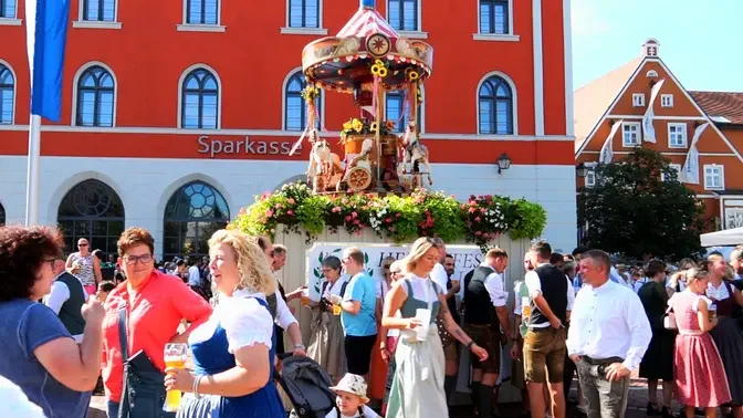 Erding秋节老城广场上欢乐的人们 🍺 
 🎶📯 #Herbstfest Erding#wonderfulBavaria#城市印象#干净世界旅游达人赛 #旅游