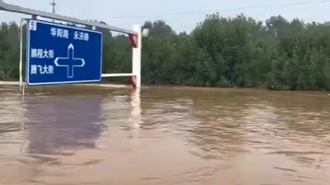 2023年8月2日，河北涿州的洪水仍很大，救援人员说，最深达12米。#洪災 