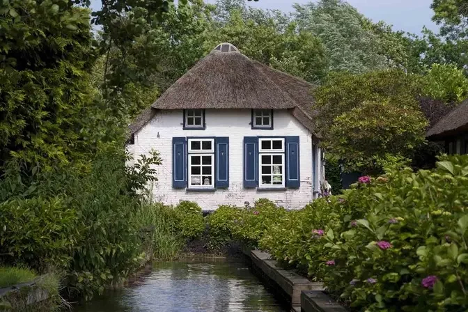 This Dreamlike Medieval Dutch Village Has Water Instead of Roads—Here’s ...