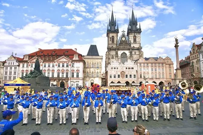 Praga, Republica Cehă: Practicanți din Europa se alătură unei parade pentru a informa populația cu privire la persecuția care se desfășoară în China