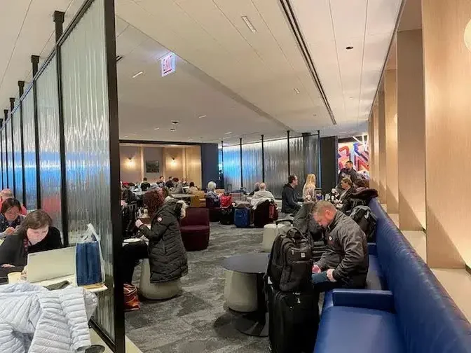 STUNNING NEW O'HARE UNITED CLUB CONCOURSE C - C10