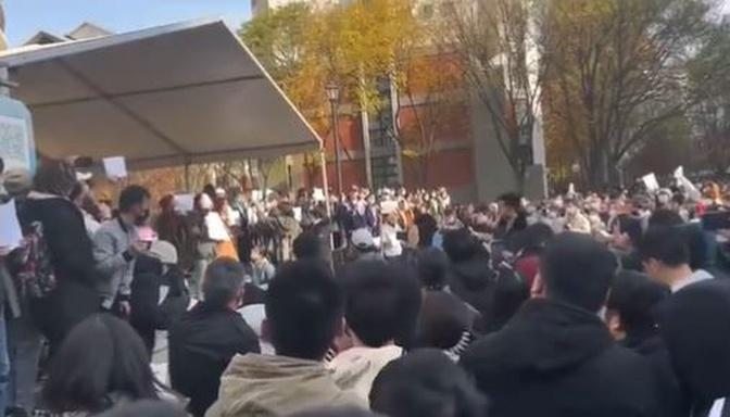 清華校園女大學生高喊 ： “從今天起，不再為公權力口交。”眾人喊好！