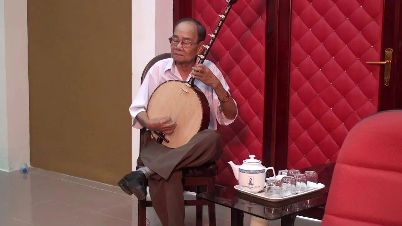 Tài tử Tư Còn chơi đờn ngẫu hứng.