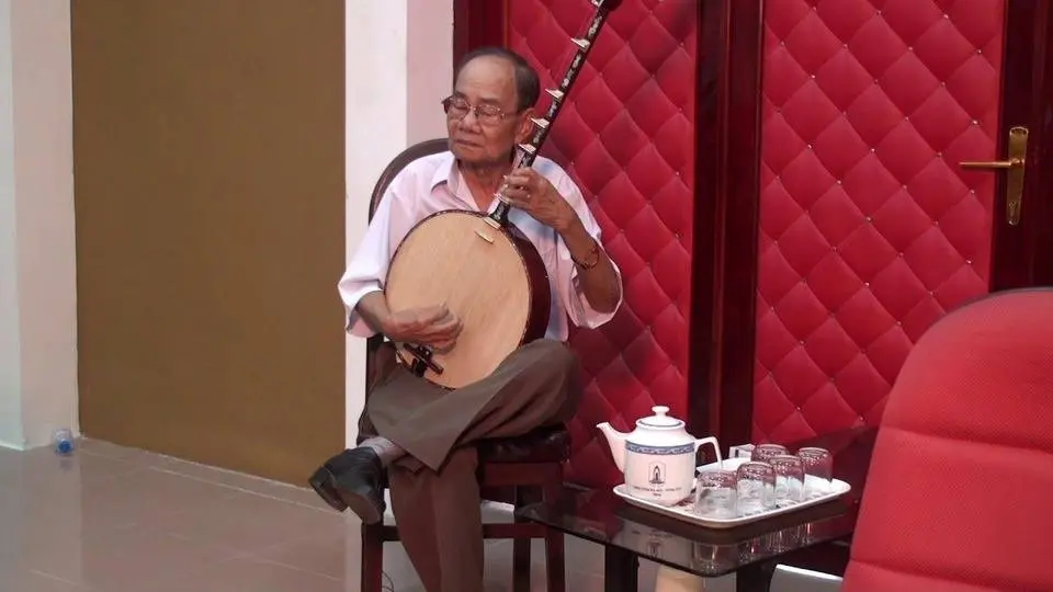 Tài tử Tư Còn chơi đờn ngẫu hứng.