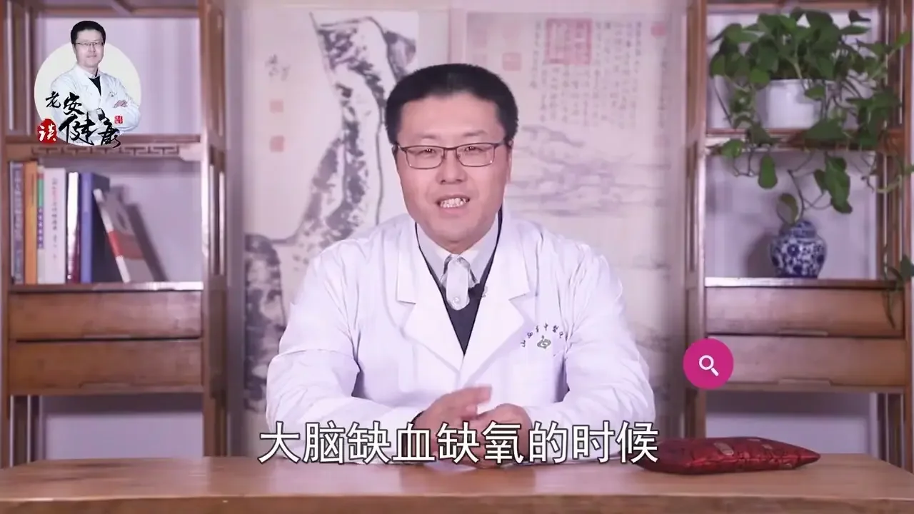 预防脑梗｜征兆：头疼，手脚麻木，单侧流口水，手脚冰凉。预防：少反式脂肪，少腌制，少高盐，少高脂，少胆固醇，多蔬菜和低糖水果。增加粗粮，控制血压，控制烟酒，控制情绪。补充睡眠，补充有氧运动【老安谈健康】