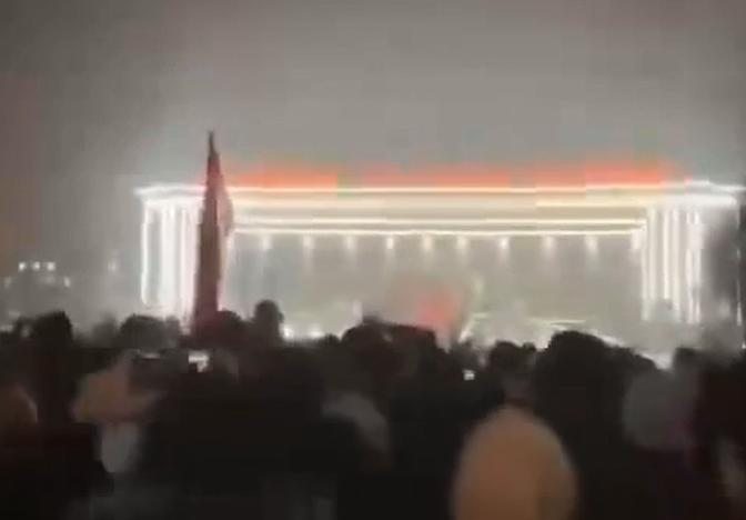 烏魯木齊民眾衝向市政府抗議，民眾高喊口號，聲音此起彼落。