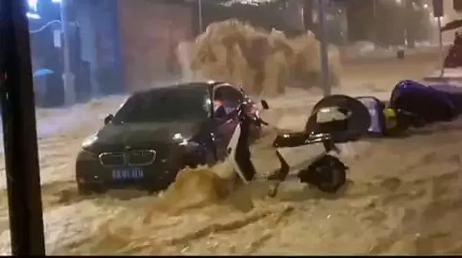 福州遭遇暴雨袭击，城市被淹，车辆被冲走。