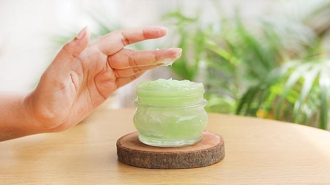NATURAL ALOE MOISTURIZER for smooth, healthy and glowing skin
