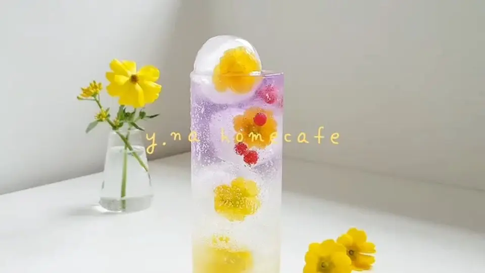 노란 작은 꽃 얼음 블록 탄산수 | 고급스러운 분위기 조성