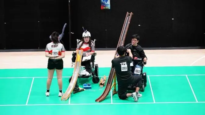 A group of people in wheelchairs

AI-generated content may be incorrect.