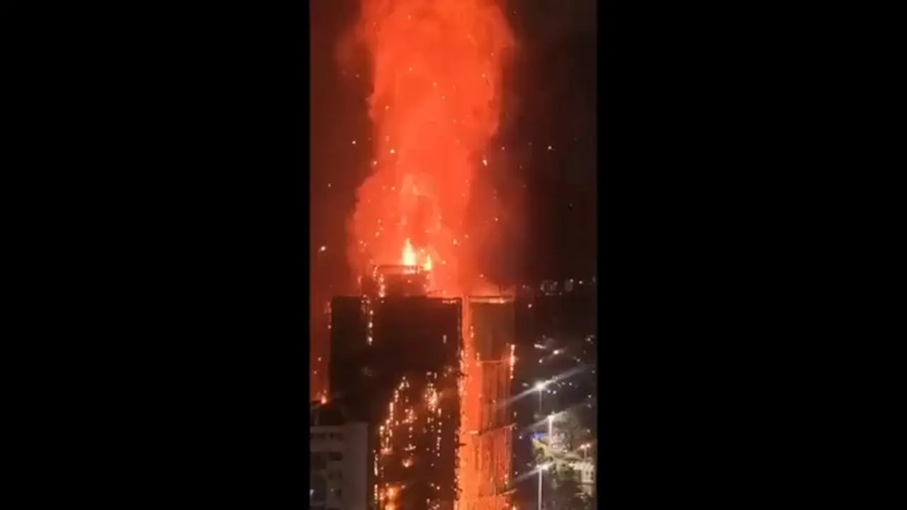 11月26日下午，香港大埔宏福苑发生五级大火，火势迅速蔓延至7座大厦，伤亡人数严重。 ｜#中国新闻 新唐人大纪元联合频道