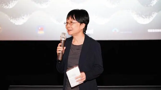 A person holding a microphone

AI-generated content may be incorrect.