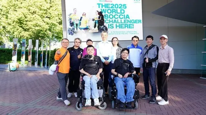 A group of people posing for a photo

AI-generated content may be incorrect.